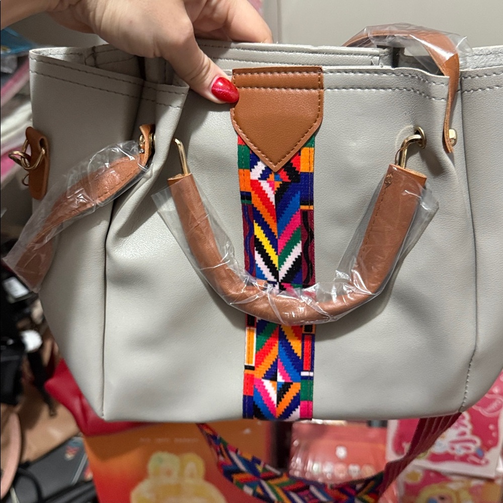 FASHION TOTE GIVEAWAY - Picture 2 of 5